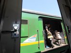 pelayanan-paket-barang-kereta-api_20150622_170515.jpg