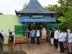 pelayat-di-lokasi-pemakaman-istri-bupati-demak.jpg