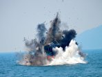 peledakan-kapal-motor-asing-pelaku-ilegal-fishing_20150820_150754.jpg