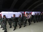 pelepasan-jenazah-korban-heli-jatuh_20160322_174355.jpg