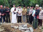 peletakan-batu-pertama-pembangunan-ponpes.jpg