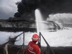 pemadaman-api-di-kilang-minyak-pertamina-balongan_20210331_194456.jpg