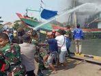 pemadaman-kapal-terbakar-di-pelabuhan-pelindo-iii-tegal.jpg