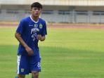 pemaian-timnas-indonesia-u-18-alfeandra-dewangga-saat-berlatih-bersama-persib-bandung.jpg
