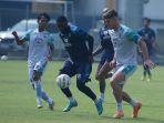 pemain-akademi-persib-bandung-menjalankan-gim-internal-bersama-tim-senior.jpg