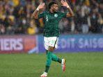 pemain-al-hilal-ali-hadi-al-bulayhi-saat-mengawal-timnas-arab-saudi.jpg