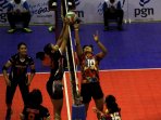 pemain-alko-coba-mengembalikan-bola-pemain-lng-badak_20151109_153323.jpg