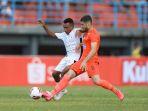 pemain-andalan-borneo-fc-nuriddin-davronov-sedang-berebut-bola.jpg