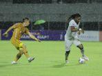 pemain-arema-fc-carlos-fortes-saat-menguasai-bola-dibayangi-pemain-bhayangkara-fc.jpg