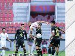 pemain-arema-fc-dan-barito-putera-saling-berduel.jpg
