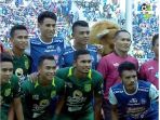 pemain-arema-fc-dan-persebaya-surabaya_20181006_160948.jpg