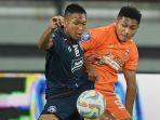 pemain-arema-fc-dedik-setiawan-berebut-bola-dengan-pemain-borneo-fc-fajar-fathurrahman.jpg