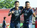 pemain-arema-fc-dedik-setiawan-dan-m-rafli-selebrasi-rayakan-kemenangan-perdana.jpg