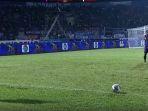 pemain-arema-fc-evan-dimas-menghadapi-bola-untuk-mengambil-set-piece.jpg