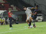 pemain-arema-fc-hanif-sjahbandi-kanan-memberikan-pengawalan.jpg
