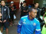 pemain-arema-fc-kebingungan-mencari-handphone.jpg