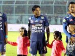 pemain-arema-fc-marko-markus-kabiay-ahmad-bustomi-dan-arif-suyono_20180223_100214.jpg