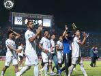 pemain-arema-fc-merayakan-kemenangan-dari-persik-kediri.jpg