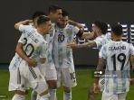 pemain-argentina-angel-di-maria-kiri-merayakan-dengan-rekan-satu-timnya.jpg