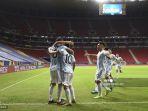 pemain-argentina-guido-rodriguez-merayakan-dengan-rekan-satu-timnya-setelah-mencetak-gol.jpg