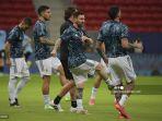 pemain-argentina-lionel-messi-2-kanan-dan-rekan-setimnya-melakukan-pemanasan.jpg