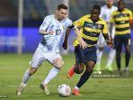 pemain-argentina-lionel-messi-kiri-dan-pemain-ekuador-jhegson-mendez-berebut-bola.jpg
