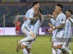 pemain-argentina-lionel-messi-kiri-melakukan-selebrasi-bersama-pemain-argentina-angel-di-maria.jpg