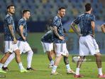 pemain-argentina-lionel-messi-tengah-dan-rekan-setimnya-melakukan-pemanasan.jpg