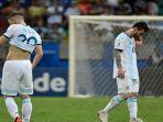 pemain-argentina-lionel-messi-tertunduk-setelah-kalah-dari-kolombia-dalam-copa-america-2019.jpg
