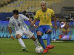 pemain-argentina-marcos-acuna-kiri-dan-pemain-brasil-richarlison-berebut-bola.jpg