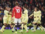 pemain-arsenal-merayakan-dengan-gelandang-arsenal-inggris-emile-smith.jpg