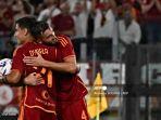 pemain-as-roma-bryan-christante-merayakan-bersama-rekan-setimnya-paulo-dybala.jpg