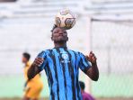 pemain-asing-baru-arema-fc-charles-lokolingoy-berlatih_20230601_151304.jpg