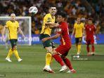 pemain-australia-harry-souttar-kiri-dan-pemain-vietnam-bui-tien-dung.jpg