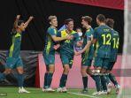 pemain-australia-lachlan-wales-tengah-merayakan-dengan-rekan-setimnya.jpg