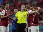pemain-austria-memohon-kepada-wasit-inggris-anthony-taylor-tengah.jpg