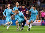 pemain-barcelona-lionel-messi-ke-2-bersaing-dengan-bek-slavia-prague-dari-ceko-ondrej-kudela.jpg