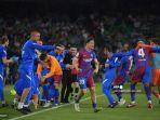 pemain-barcelona-merayakan-setelah-mencetak-gol.jpg