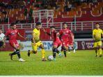 pemain-barito-putera-bagas-kaffa-tengah-saat-melewati-hadangan-dua-pemain-persija-jakarta.jpg