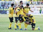 pemain-barito-putera-merayakan-gol.jpg