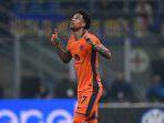 pemain-baru-inter-milan-tajon-buchanan-melakukan-selebrasi.jpg
