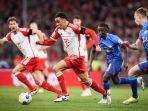 pemain-bayern-munchen-jamal-musiala-menggiring-bola-saat-melawan-rb-leipzig-di-liga-jerman.jpg