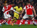 pemain-belakang-arsenal-asal-brasil-gabriel-kiri-bersaing-dengan-striker-liverpool-sadio.jpg