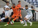 pemain-belanda-memphis-depay-kiri-bersaing-dengan-pemain-skotlandia-stuart-armstrong.jpg