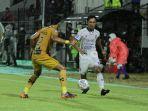 pemain-bertahan-arema-fc-johan-alfarizie-mencoba-melewati-hadangan-winger-bhayangkara-fc.jpg