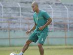 pemain-bertahan-persebaya-surabaya-dandi-maulana-sedang-mengenakan-jersey-latihan.jpg