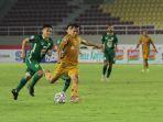 pemain-bhayangkara-fc-adam-alis-melakukan-sepakan.jpg