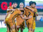 pemain-bhayangkara-fc-radja-nainggolan-dan-kawan-kawan-melakukan-selebrasi.jpg