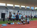 pemain-bhayangkara-fc-radja-nainggolan-memberikan-instruksi.jpg