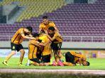 pemain-bhayangkara-fc-selebrasi.jpg